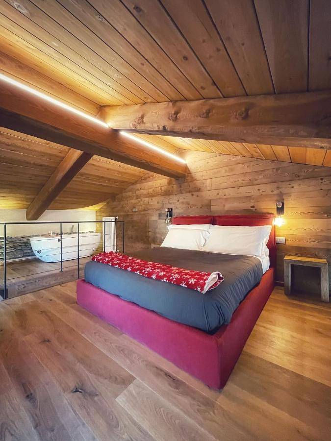 Gîte pour 2 personnes, avec Balcon et Terrasse ainsi que Jardin et Vue à Ostana - 2