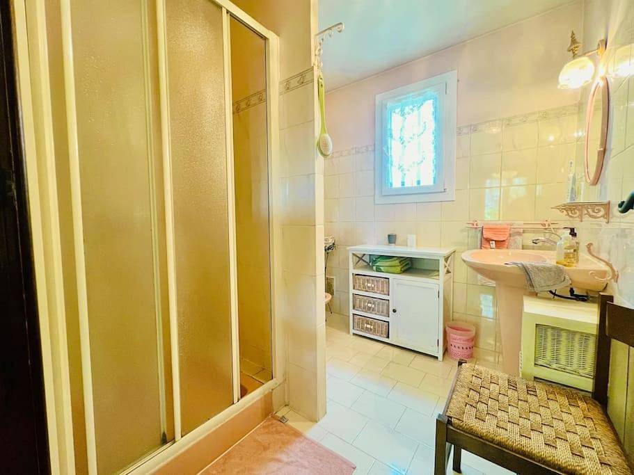 Appartement entier, Studio Soleil - Piscine, Parking, Jardin, Calme, Wifi, 2 personnes in Istres, Côte méditerranéenne (France)