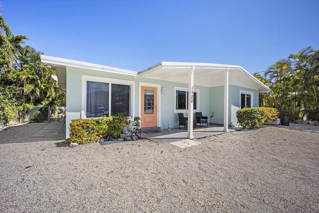 Waterfront Oasis w/ Pool, Tiki Lounge, Dock & Bbq in Marathon, Monroe County