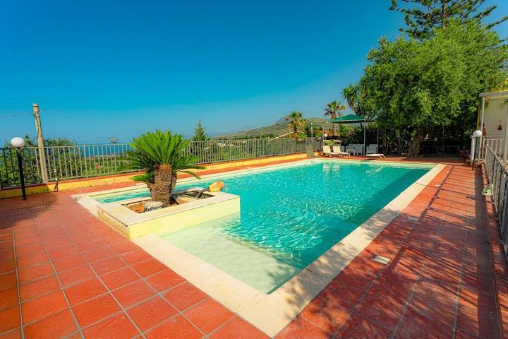Villa per 8 persone, con piscina e panorama nonché giardino, adatto a famiglie con bambini in Trabia