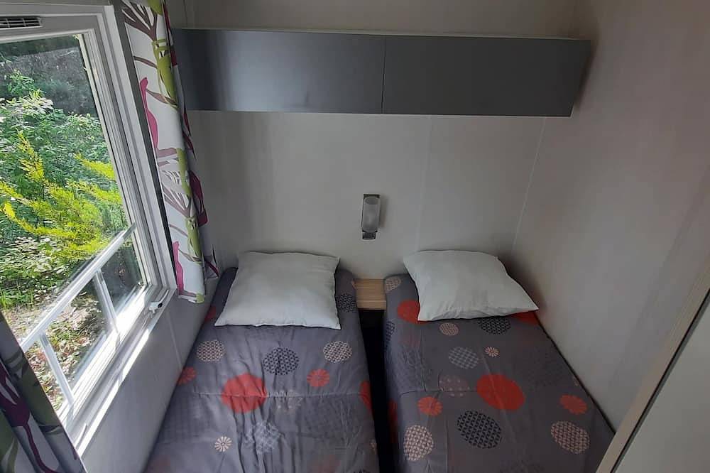 Mobil home 6 pers camping 3* sur belle parcelle au calme avec piscine in Saint-Chéron, Essonne
