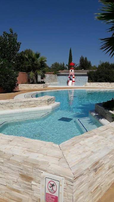 Gîte pour 6 personnes, avec terrasse ainsi que piscine et jacuzzi, animaux acceptés dans la Tamarissière - 4