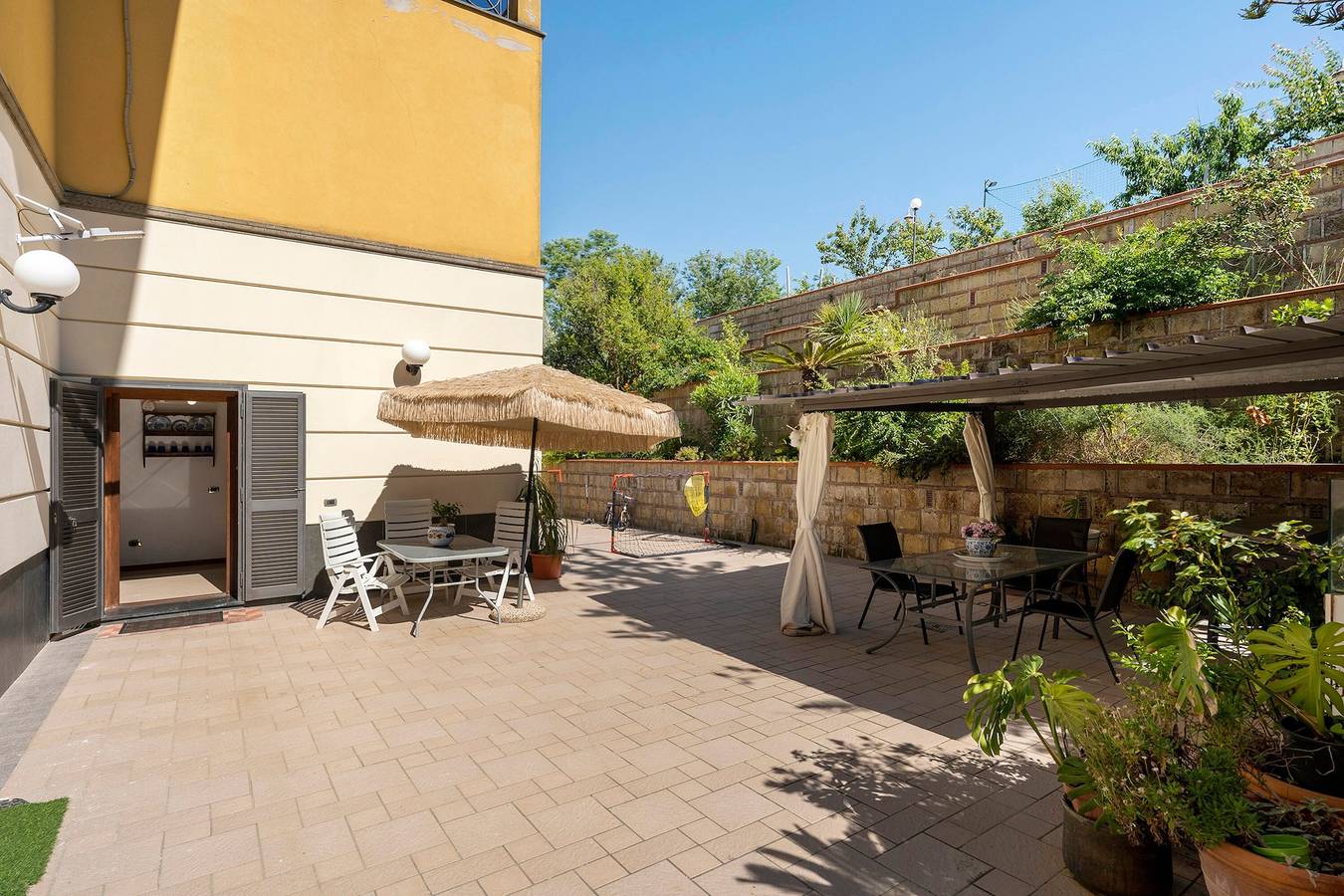 Entire apartment, Suite Ermosa: Apartment with Private Garden, Wi-Fi & Air Conditioning in Pozzuoli, Naples Province