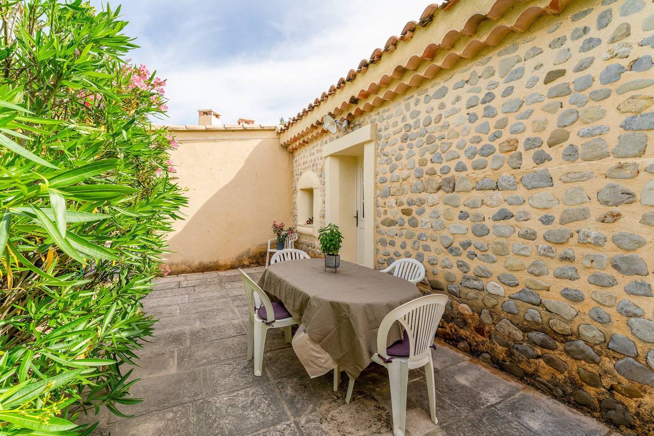 Apartamento entero, Gîte 'Gite Du Petit Bois' con piscina compartida, Wi-Fi y aire acondicionado in Villedieu, Vaucluse