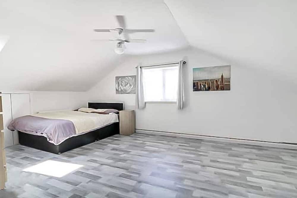 Luxury 7 beds 5 baths detached house with parking in Luton, Chiltern Hills