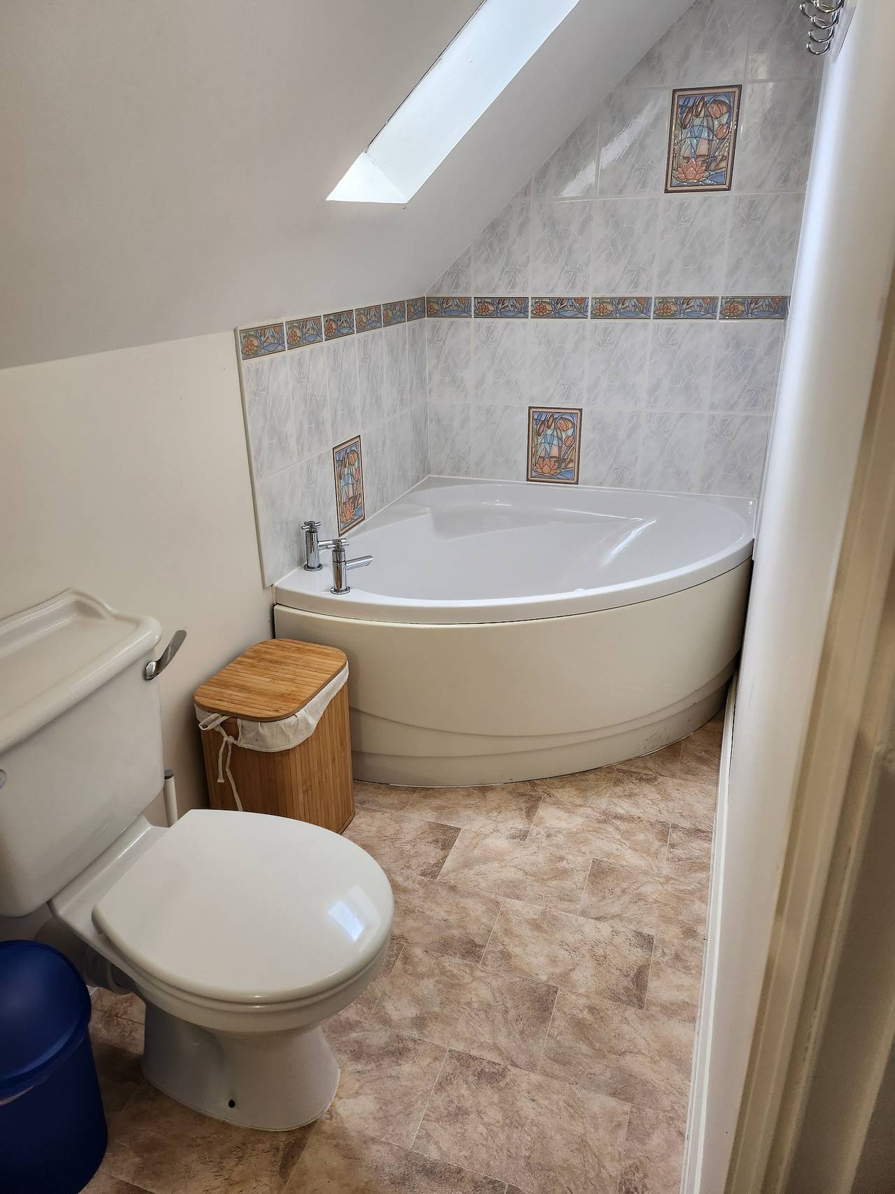 Cottage Sleeps 4 - Pet Friendly w Free Parking in Wiltshire