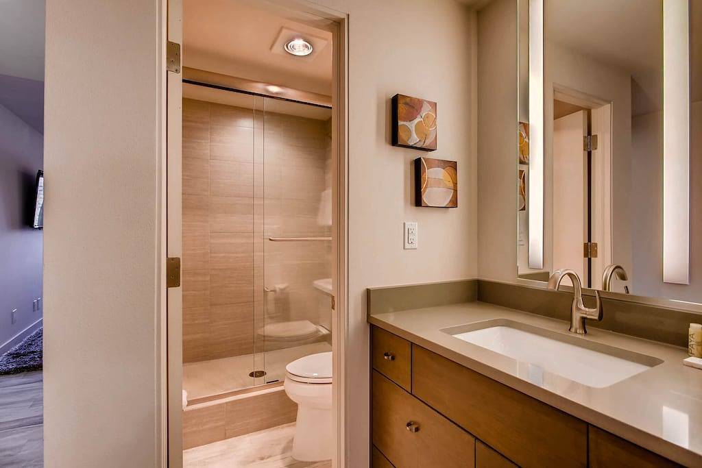 Ganze Wohnung, Modern Luxury Remodeled Condo in der Nähe von Riverfront Gondola in Avon | in Avon, Beaver Creek