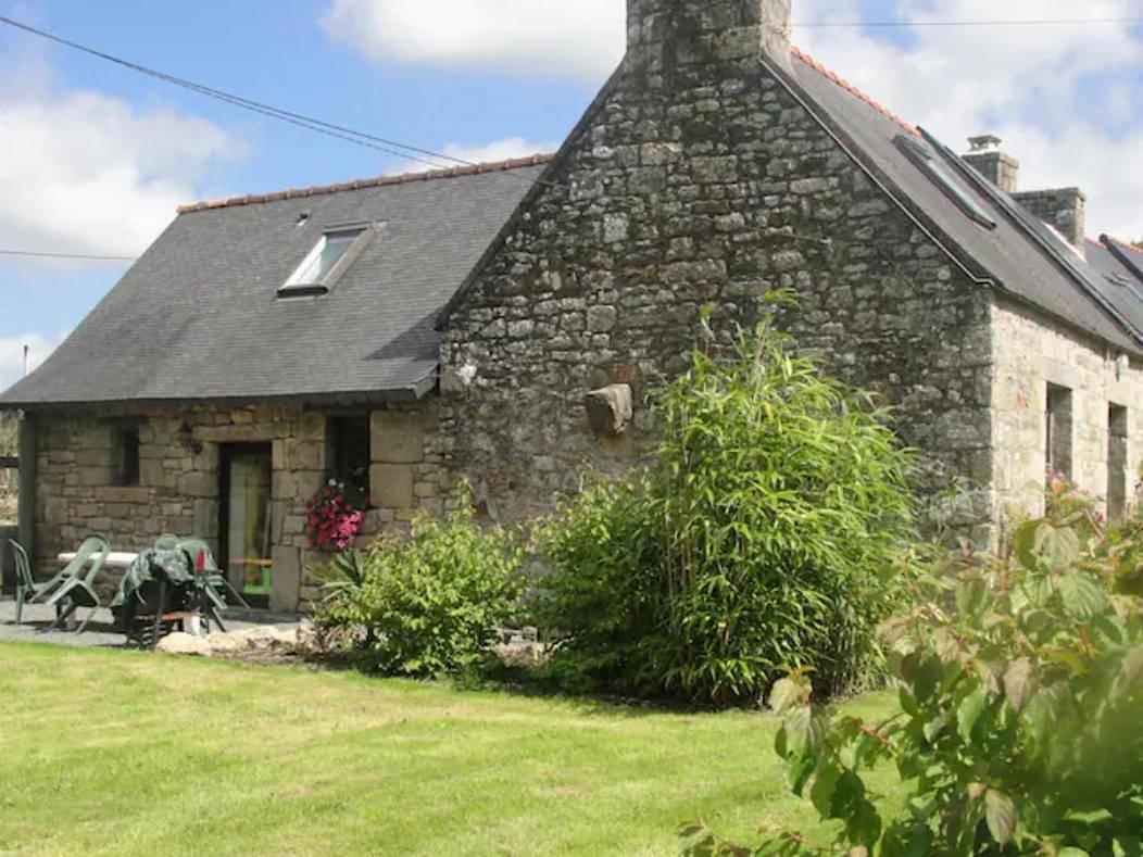 Two-Bedroom House in Plounévez-Moëdec, Région de Lannion