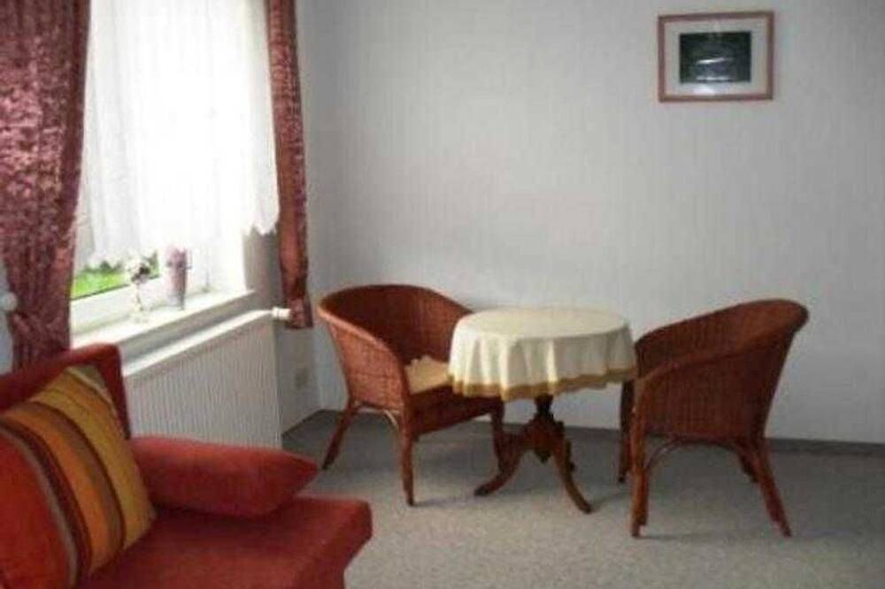 Doppelhaushälfte in idyllischer Dorflage, separater Eingang - Ferienwohnung in Groß Tessin, Reimershagen