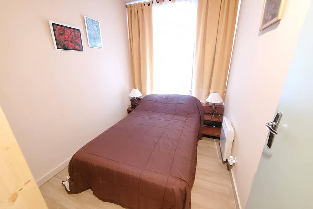 Entire apartment, Residence Au Pied Du Chateau De Murol in Murol, Volcans d'Auvergne Regional Nature Park