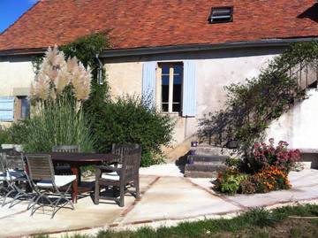 Gîte pour 15 personnes, avec terrasse ainsi que piscine et jardin à Tronget