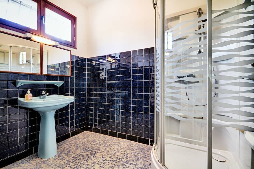 Secure heated swimming pool, air-conditioned apartment in villa 800 m from the sea in La Ciotat, Marsella region