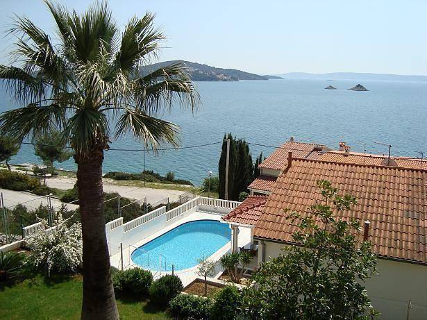 Ferienhaus mit Terrasse, Pool und Strandzugang in Seget Vranjica, Split-Dalmatien