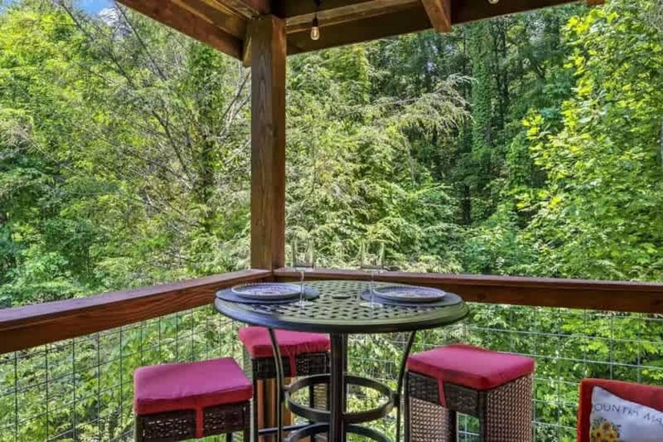 Apartamento inteiro, Black Bear Bungalow by Beyond Expectations in Gatlinburg, Condado de Sevier