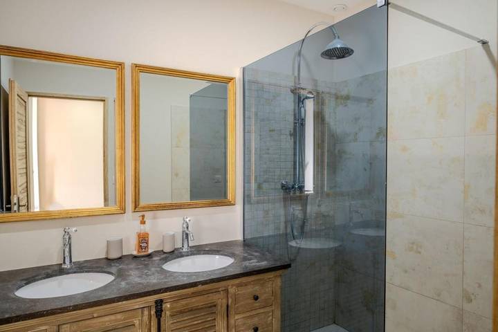 Villa pour 10 personnes, avec piscine ainsi que terrasse et vue, animaux acceptés à Orange - 3