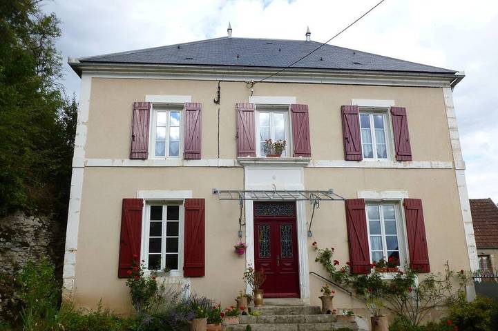 Gîte pour 4 personnes, avec balcon et jardin à Druyes-les-Belles-Fontaines