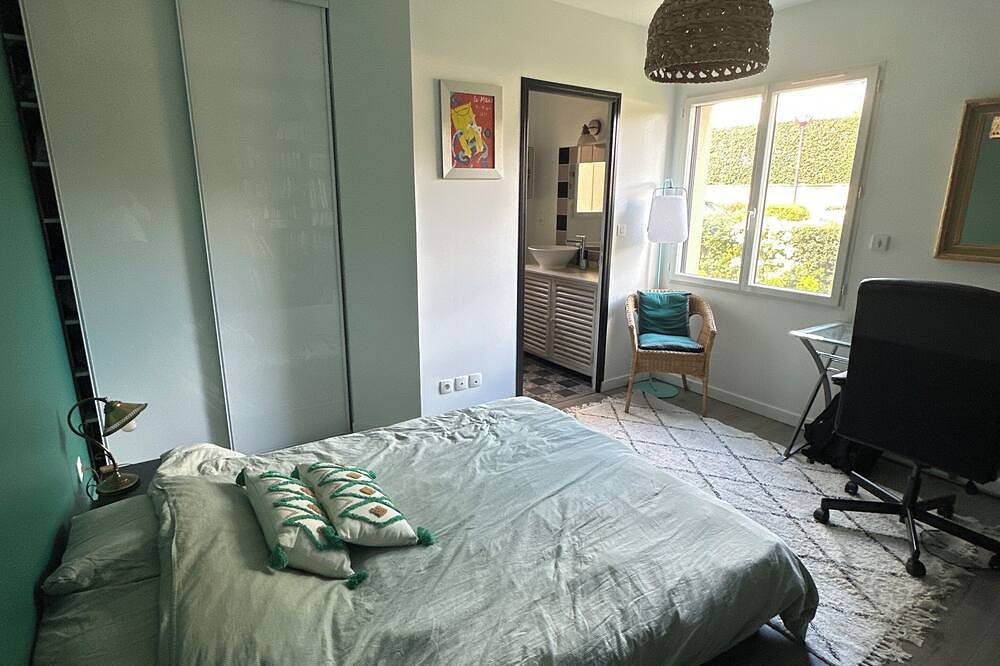 Room in contemporary house with swimming pool in Le Mans, Sarthe
