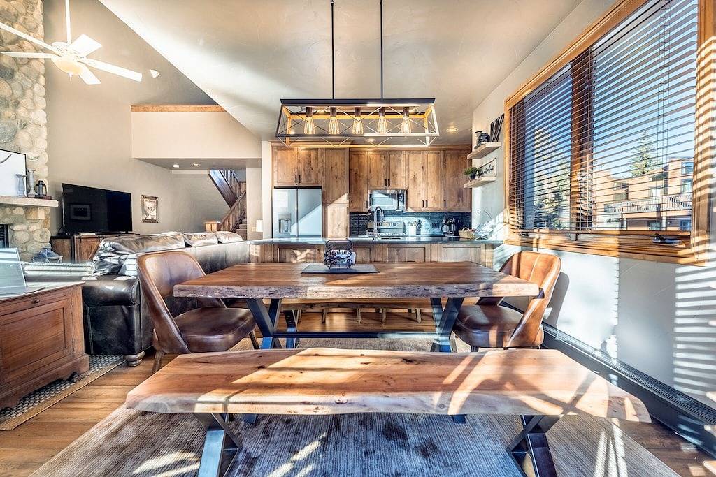 King Master Suite-Private: Hot Tub, Garage & Laundry-Walk to Lift-Free Wifi in Arapahoe Basin