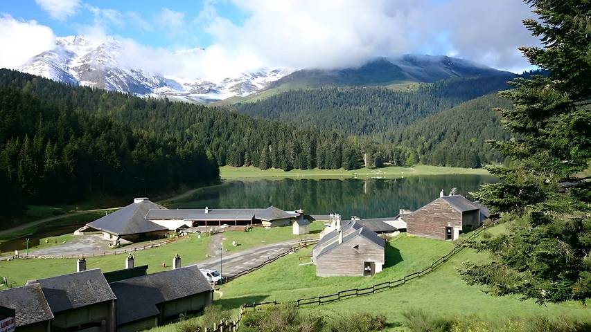 Gîte pour 6 personnes, avec terrasse et vue sur le lac, animaux acceptés