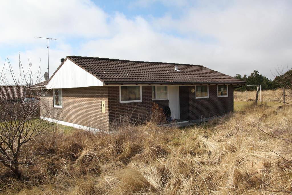 Auf grosser Rasengrundstück liegt dieser teilwiese renoviertes Ferienhaus. in Blavand, Región de Varde