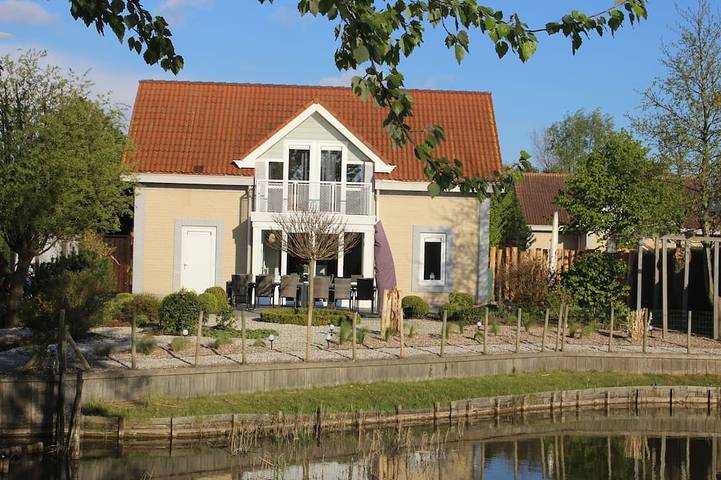 Villa für 10 Personen, mit Garten und Pool sowie Balkon und Sauna in Kamperland