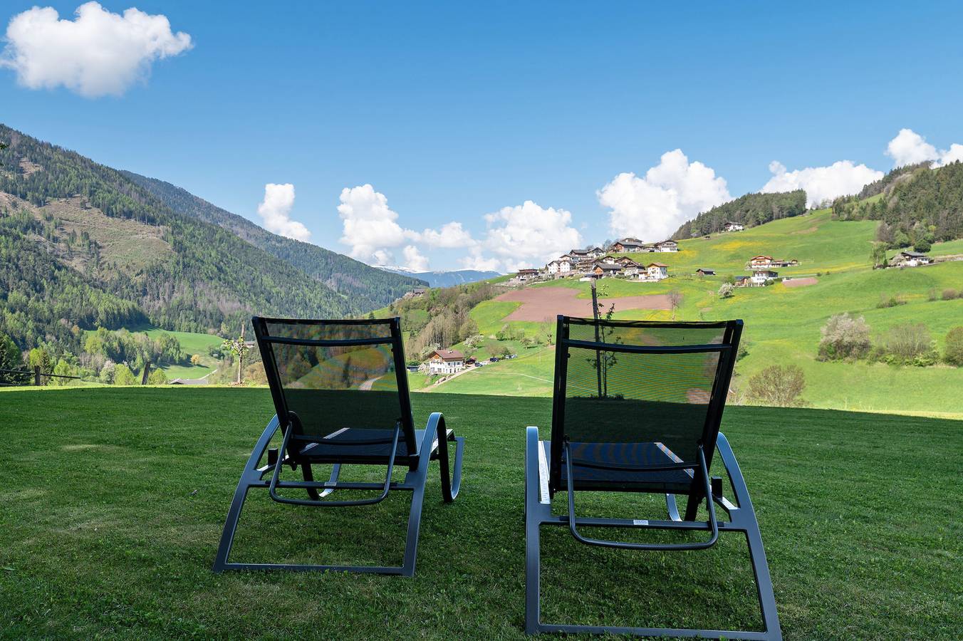 Appartamento intero, Appartamento 'Baumannhof Apartment Tera' con vista montagna, terrazza comune e Wi-Fi in San Pietro (Bolzano), Funes
