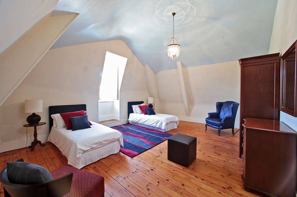 Stunning chateau, built in 1611, beautifully renovated, furnished and equipped. in La Douze, Périgord Blanc