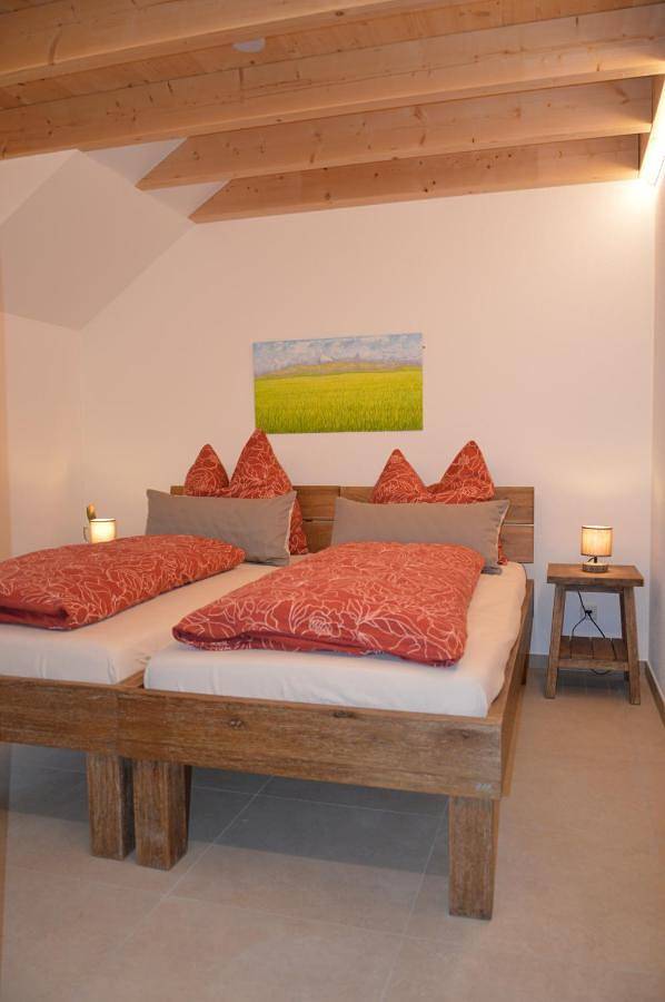 Ganze Wohnung, Ferienwohnung, 2 Zimmer, 4 bis 6 Personen, 67 qm, mit großem Balkon, entlang am Fluss, an der Aach, am Bodensee, nah am Naturschutzgebiet in Singen, Hegau