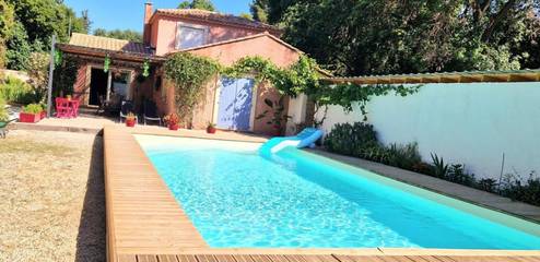 Cottage pour 2 personnes, avec jardin et piscine ainsi que vue et terrasse à Poussan