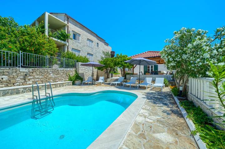 Villa pour 10 personnes, avec jardin ainsi que terrasse et piscine, adapté aux familles à Sumartin