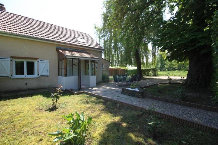Location de vacances pour 8 personnes, avec jardin à Aiserey