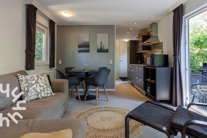Wooded 4-person chalet with hot tub and sauna in large private garden in Diever in Nationalpark Dwingelderveld