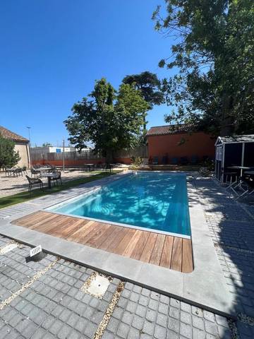 Hôtel pour 4 personnes, avec terrasse ainsi que vue et piscine, animaux acceptés à Anse