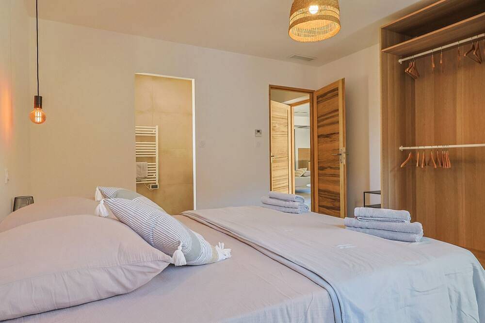 5 minutes from St Rémy de Provence! Contemporary house with 4 bedrooms in Graveson, Arles region