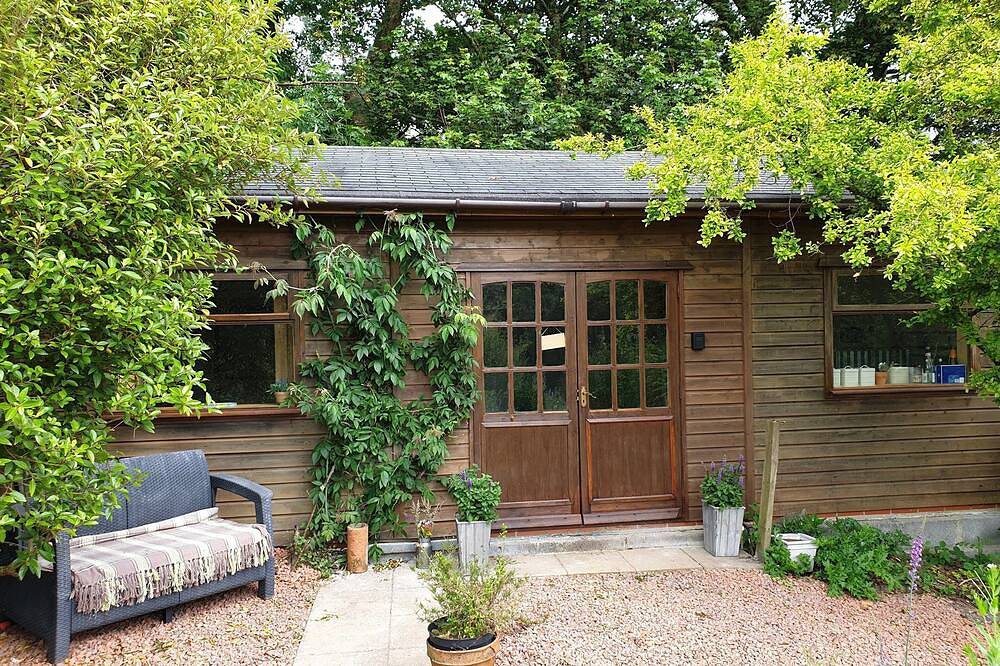 The Potting Shed nr Tenby: Hottub, 100\"Projector, 4Posterbed in Pembrokeshire