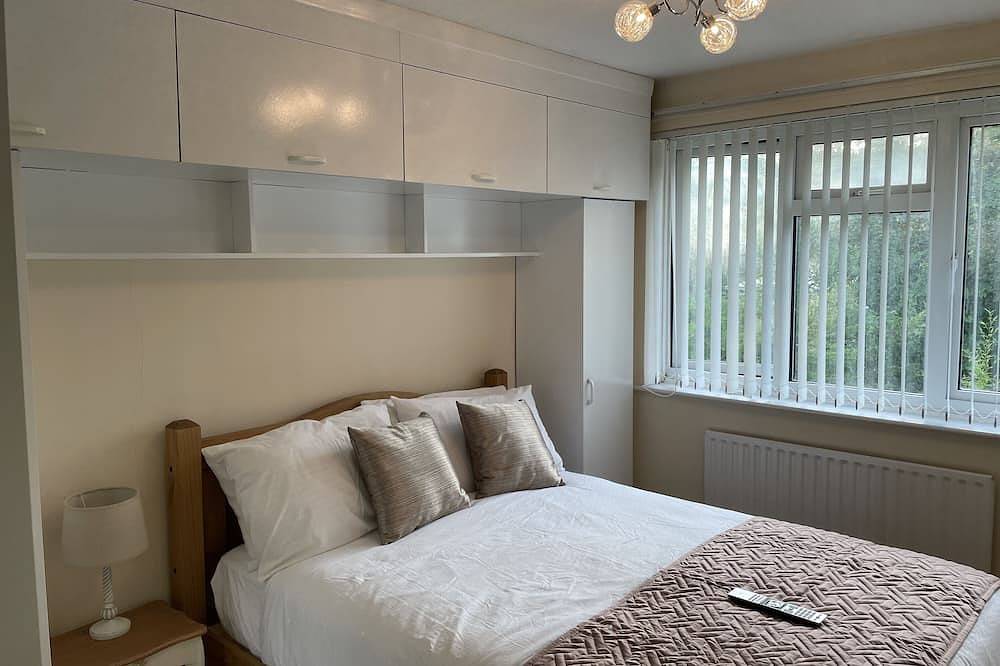 Cheerful 3 Bedroomed house,with parking and free intern free in Luton, Chiltern Hills