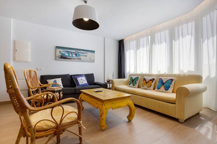 Apartamento entero, Casa de vacaciones Falco 1 cerca de la playa con vistas al mar, bañera de hidromasaje y Wi-Fi in Puerto de Corralejo, La Oliva