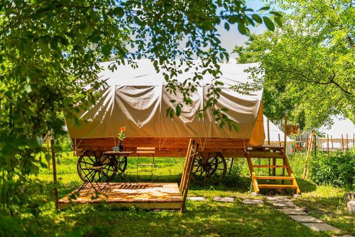 Camping para 3 personas, con jardín y vistas en Rumania