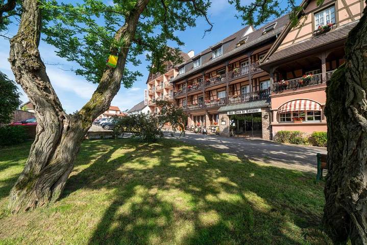 Hôtel pour 2 personnes, avec piscine ainsi que sauna et balcon