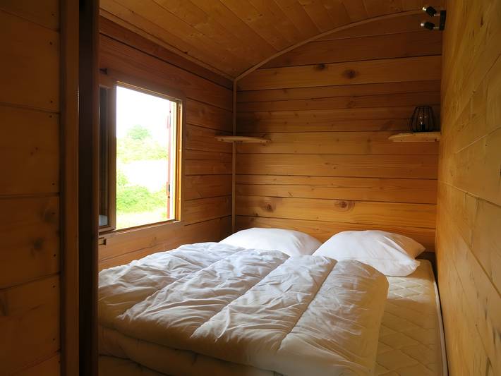 Gästezimmer „Roulotte Pleine Nature“ mit privater Terrasse, Garten und Balkon in Saint-Paul-le-Gaultier, Parc naturel régional Normandie-Maine