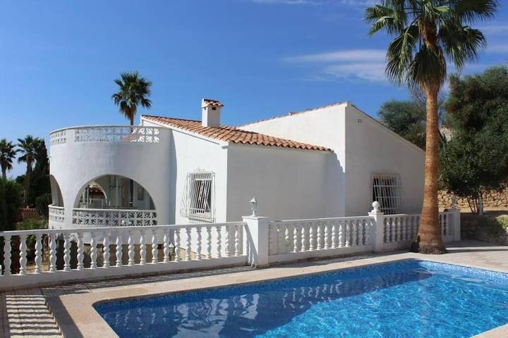 Ferienwohnung für 6 Personen, mit Terrasse und Garten sowie Pool und Ausblick in la Nucia
