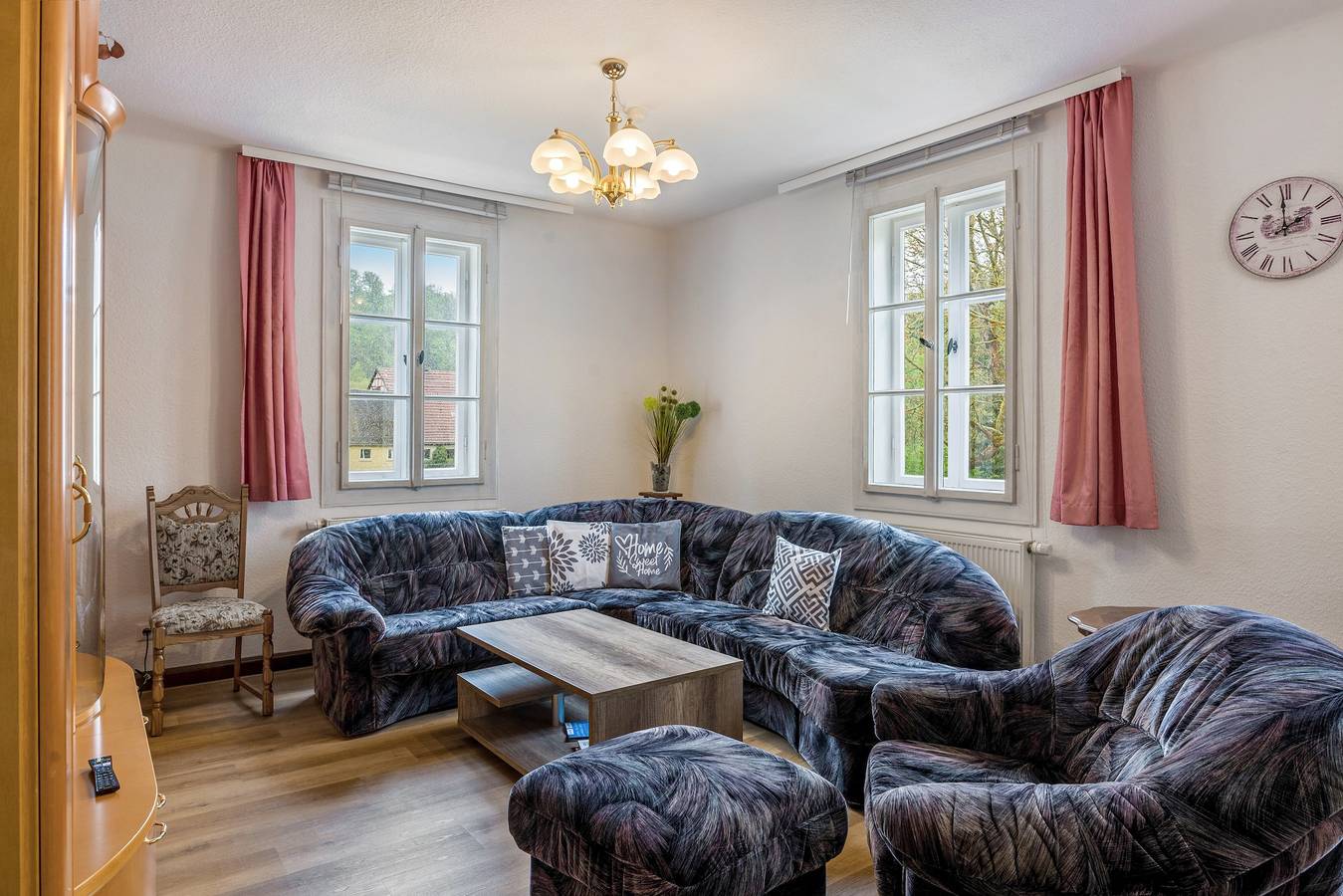 Entire apartment, Apartment 'Ferienwohnung Schlossblick' with Private Terrace, Private Garden and Wi-Fi in Burgk, Thuringian Slate Mountains