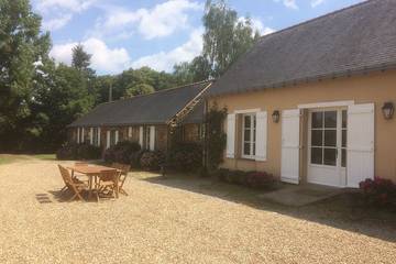 Location de vacances pour 7 personnes, avec jardin et terrasse à Chambellay