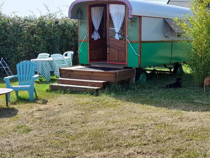 Location de vacances pour 2 personnes, avec jardin ainsi que vue et terrasse à Angé