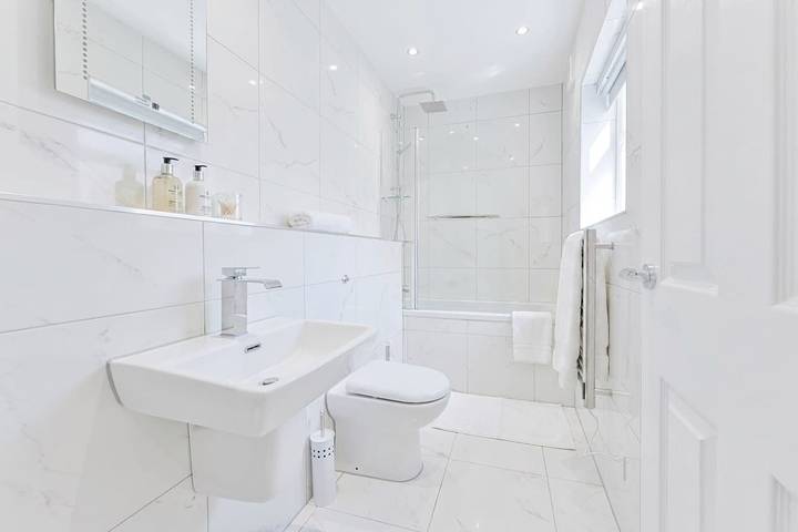 Ganze Wohnung, Spacious 1 Bed Apartment in Cheltenham w Terrace in Cheltenham, Gloucestershire