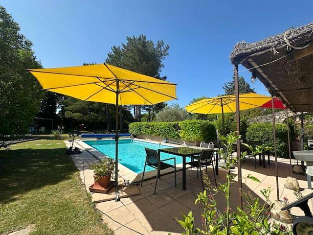 Chambre d’hôte pour 2 personnes, avec piscine ainsi que jardin et vue