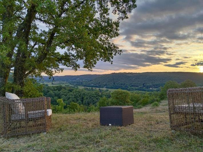 Location de vacances pour 2 personnes, avec Terrasse et Jardin ainsi que Piscine et Vue à Balaguier-d'Olt