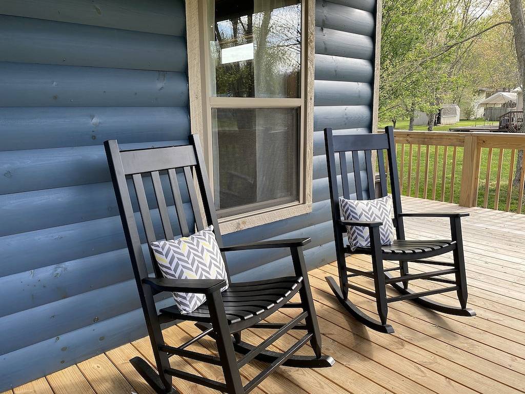 5 min to Polar Express and Downtown Bc - Romantic little cabin with Hot Tub in Fontana Lake