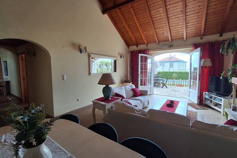 Linda casa em frente ao mar nas Azenhas do Mar, perto de praias, piscina privada in Azenhas do Mar, Costa de Lisboa