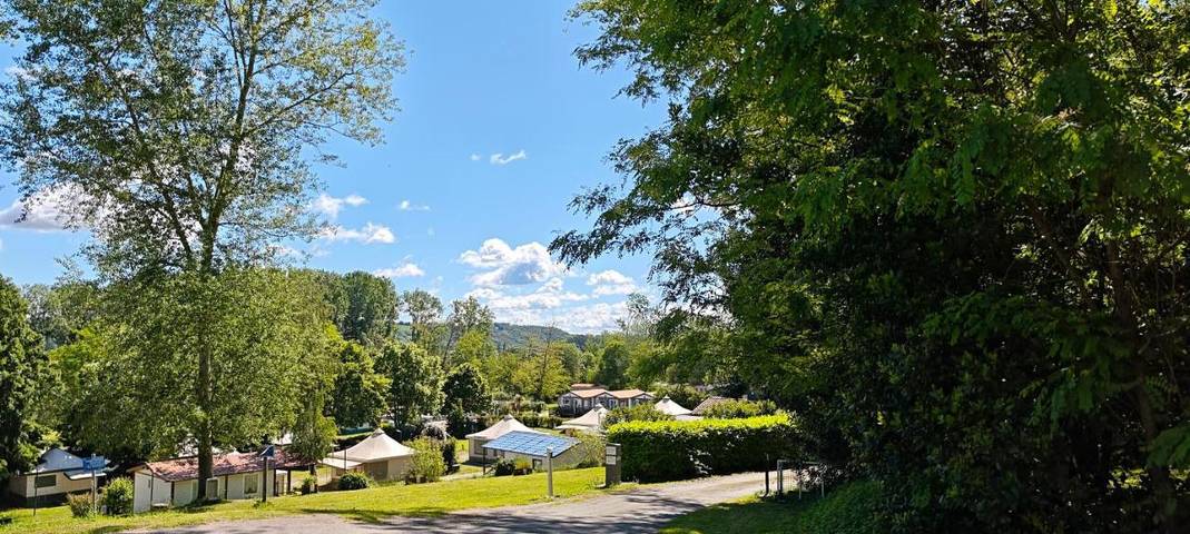 Camping pour 4 personnes, avec Terrasse ainsi que Jardin et Piscine